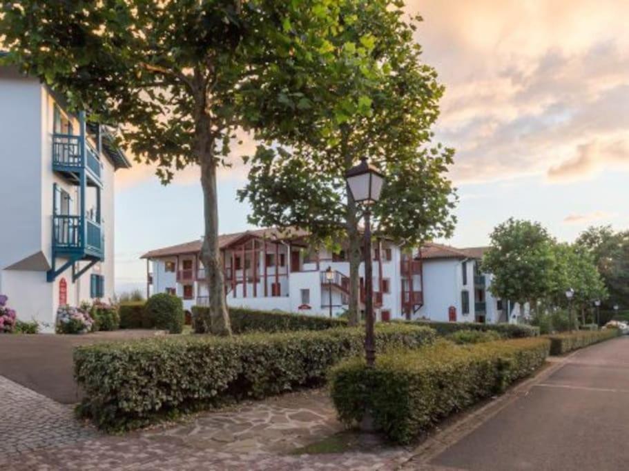 T1 Bis Avec Piscine Vue Golf Et Montagnes Apartment Arcangues Exterior photo