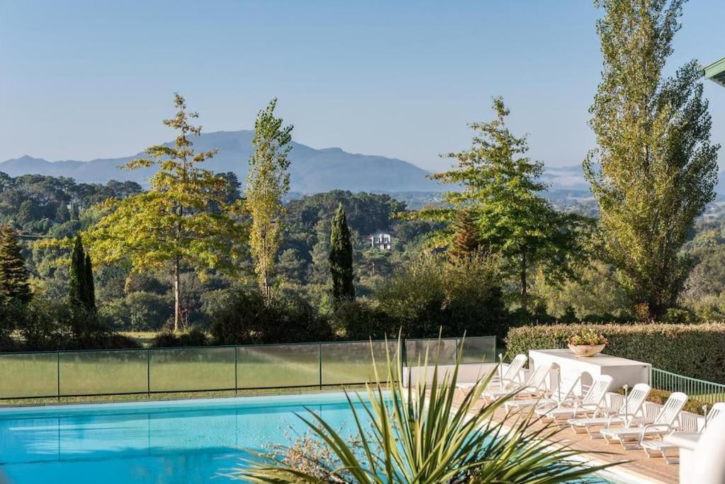 T1 Bis Avec Piscine Vue Golf Et Montagnes Apartment Arcangues Exterior photo