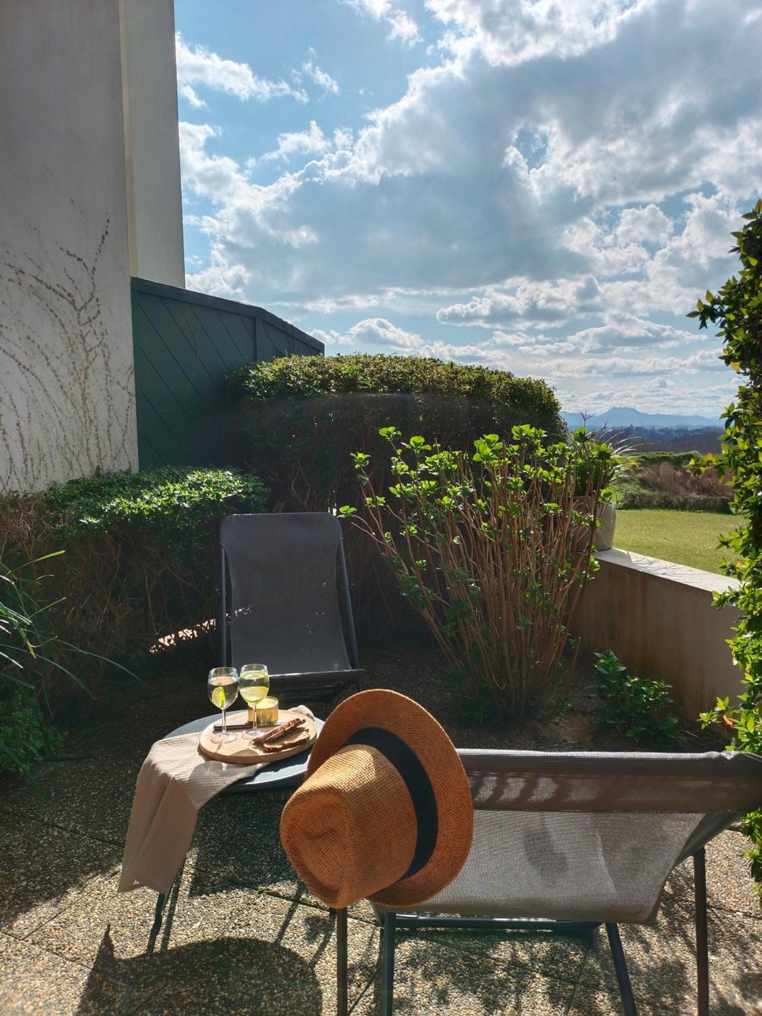 T1 Bis Avec Piscine Vue Golf Et Montagnes Apartment Arcangues Exterior photo